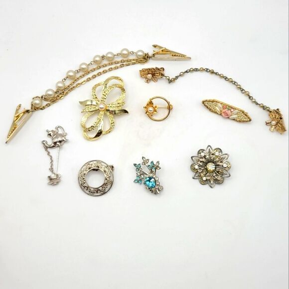 Vintage Jewelry Lot, brooches, stick pin, sweater clips, 9 pieces - Picture 1 of 12